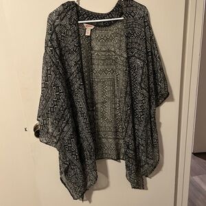 Arizona Jean Company Black and White Patterned Kimono